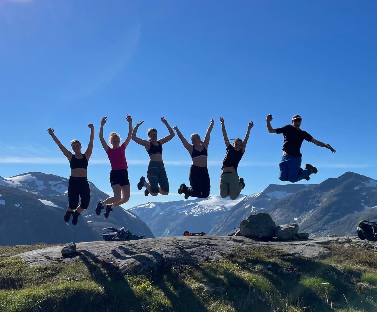 Elever som hopper synkront