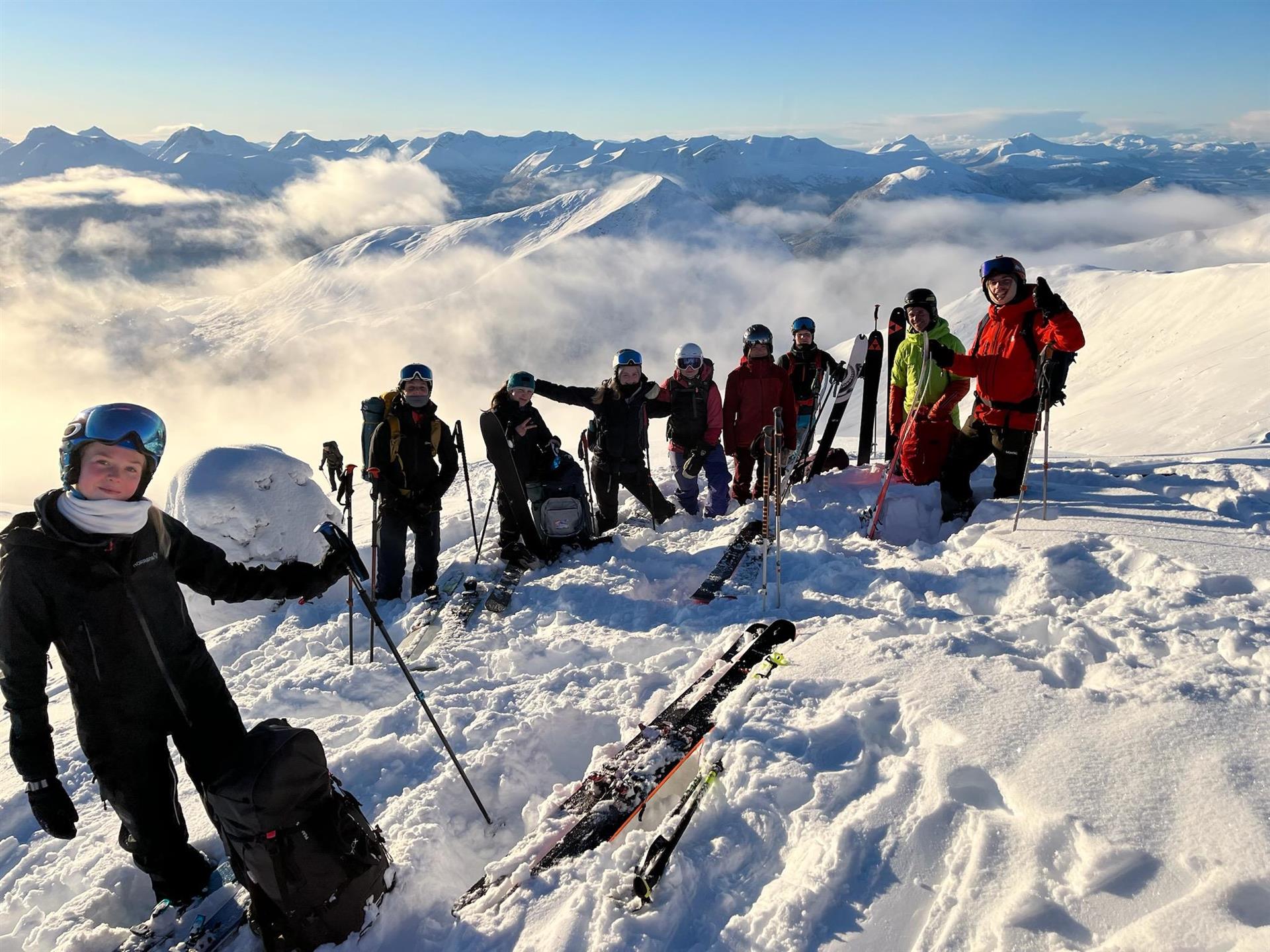 Gruppe elever på topptur.