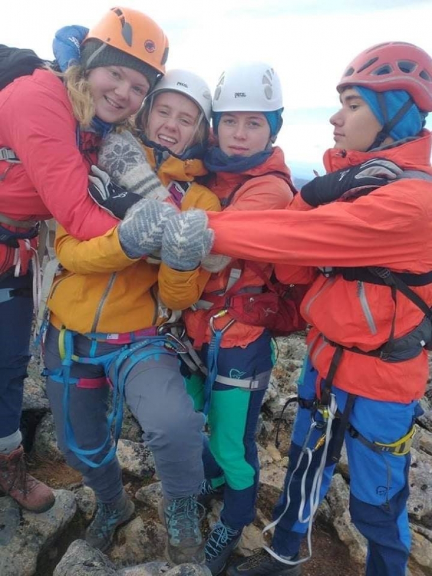 Bilde av 4 personer kledd for klatring i fjell